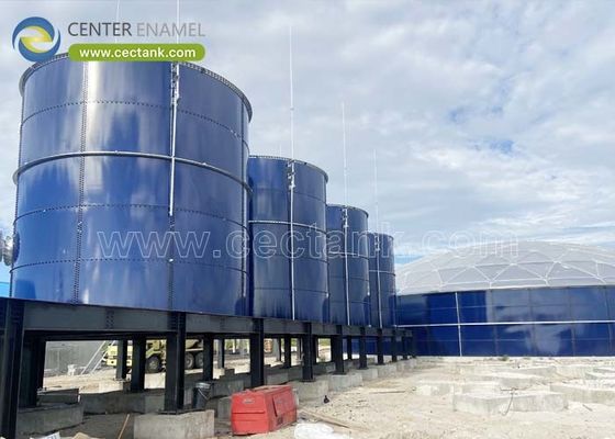 Các bể lưu trữ dung dịch thải tại bãi rác để thu gom hóa chất bởi các nhóm quản lý chất thải